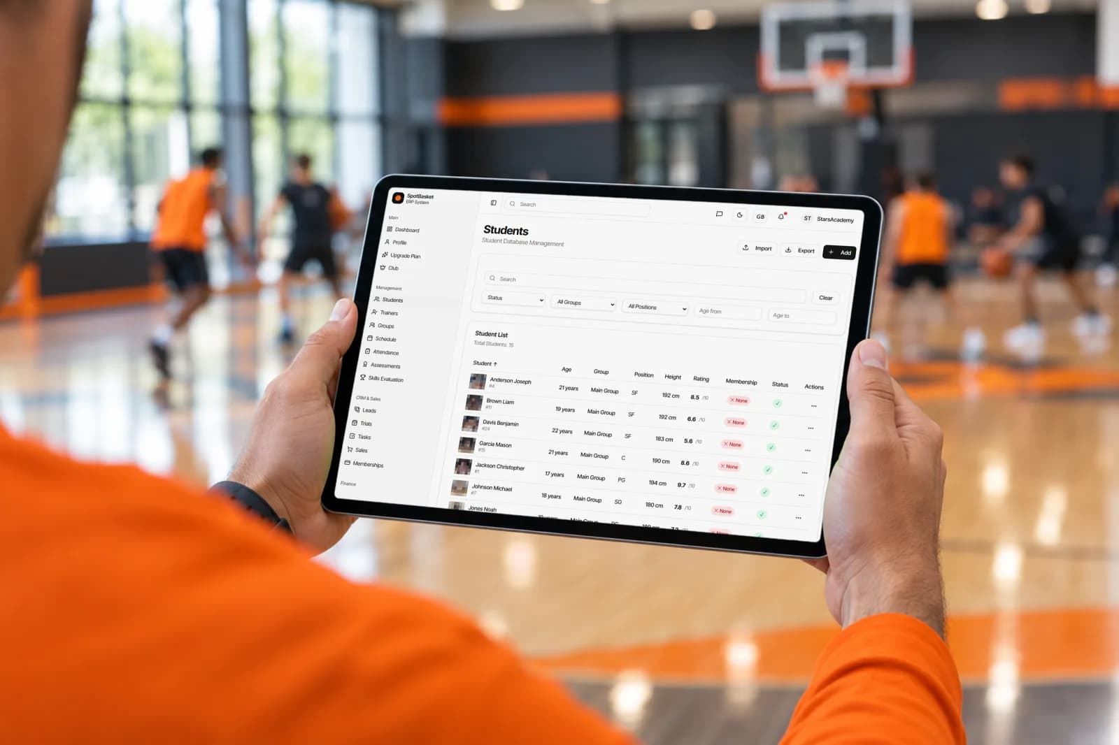 Entrenador pasando lista en un entrenamiento de baloncesto con la app de control de asistencia de SpotBasket