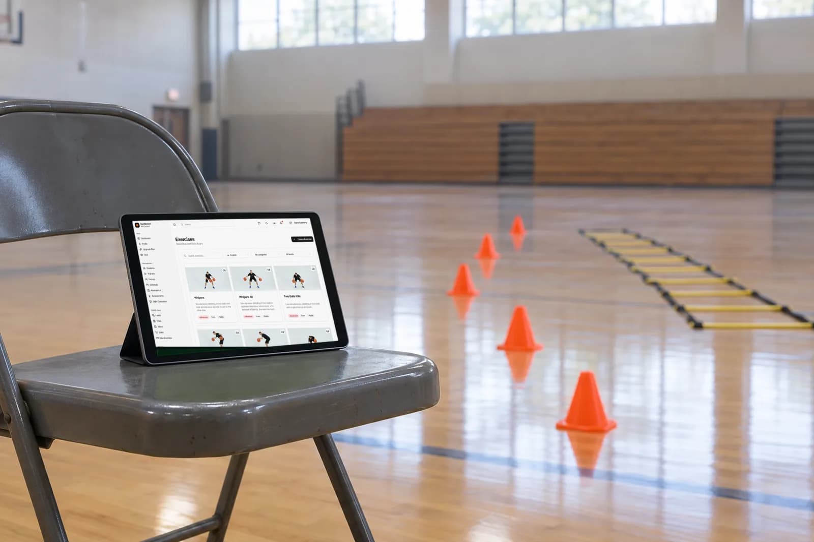 Biblioteca de ejercicios de baloncesto de SpotBasket abierta en una tablet durante un entrenamiento de cantera