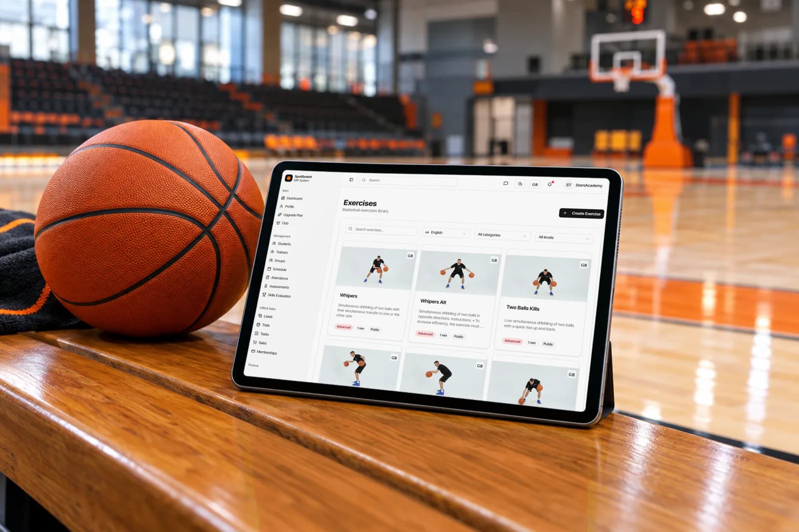 Biblioteca de ejercicios de baloncesto de SpotBasket abierta en una tablet durante un entrenamiento de cantera