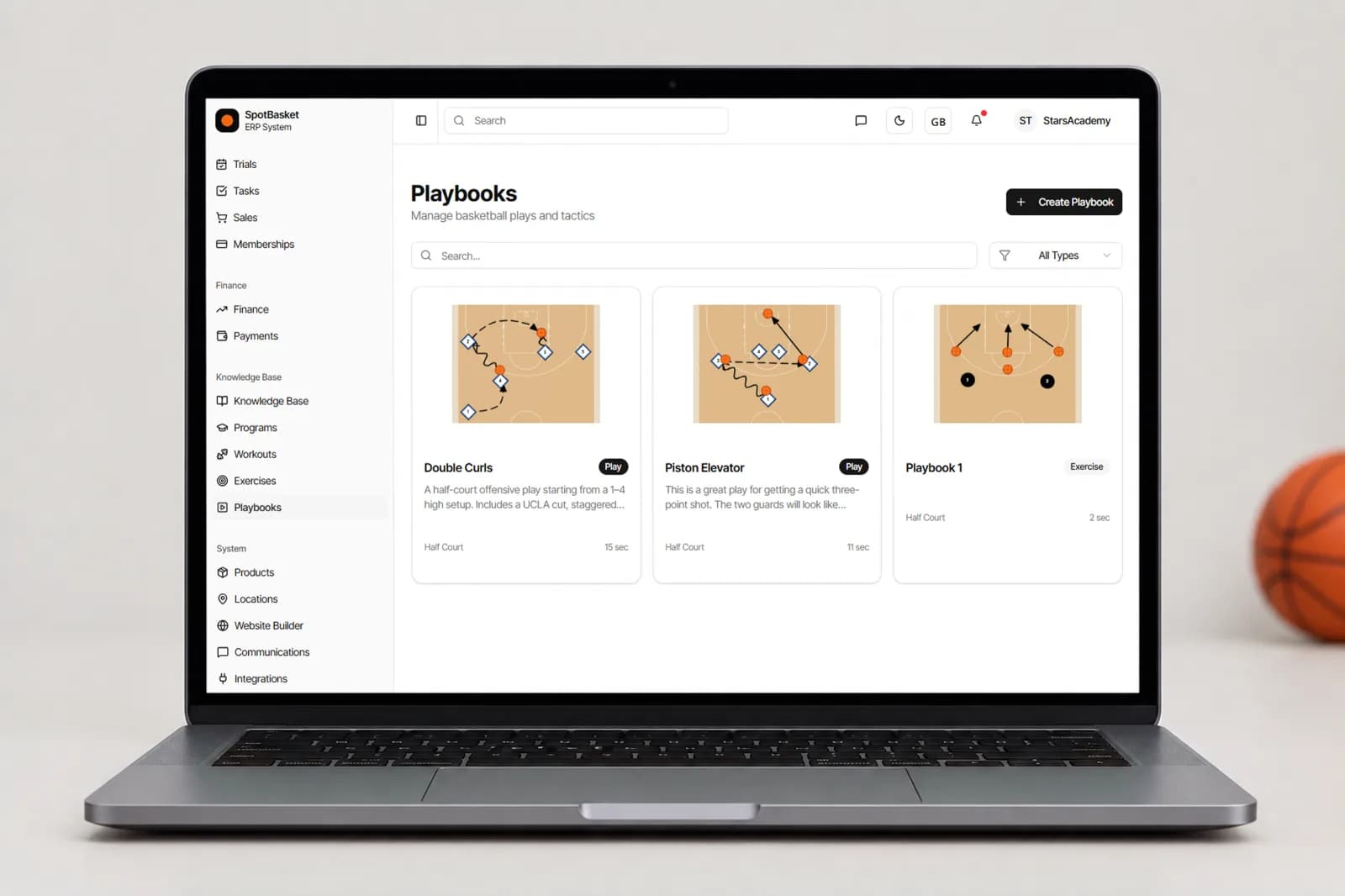 Creando una jugada de baloncesto online con pases y bloqueos en la pizarra táctica de SpotBasket