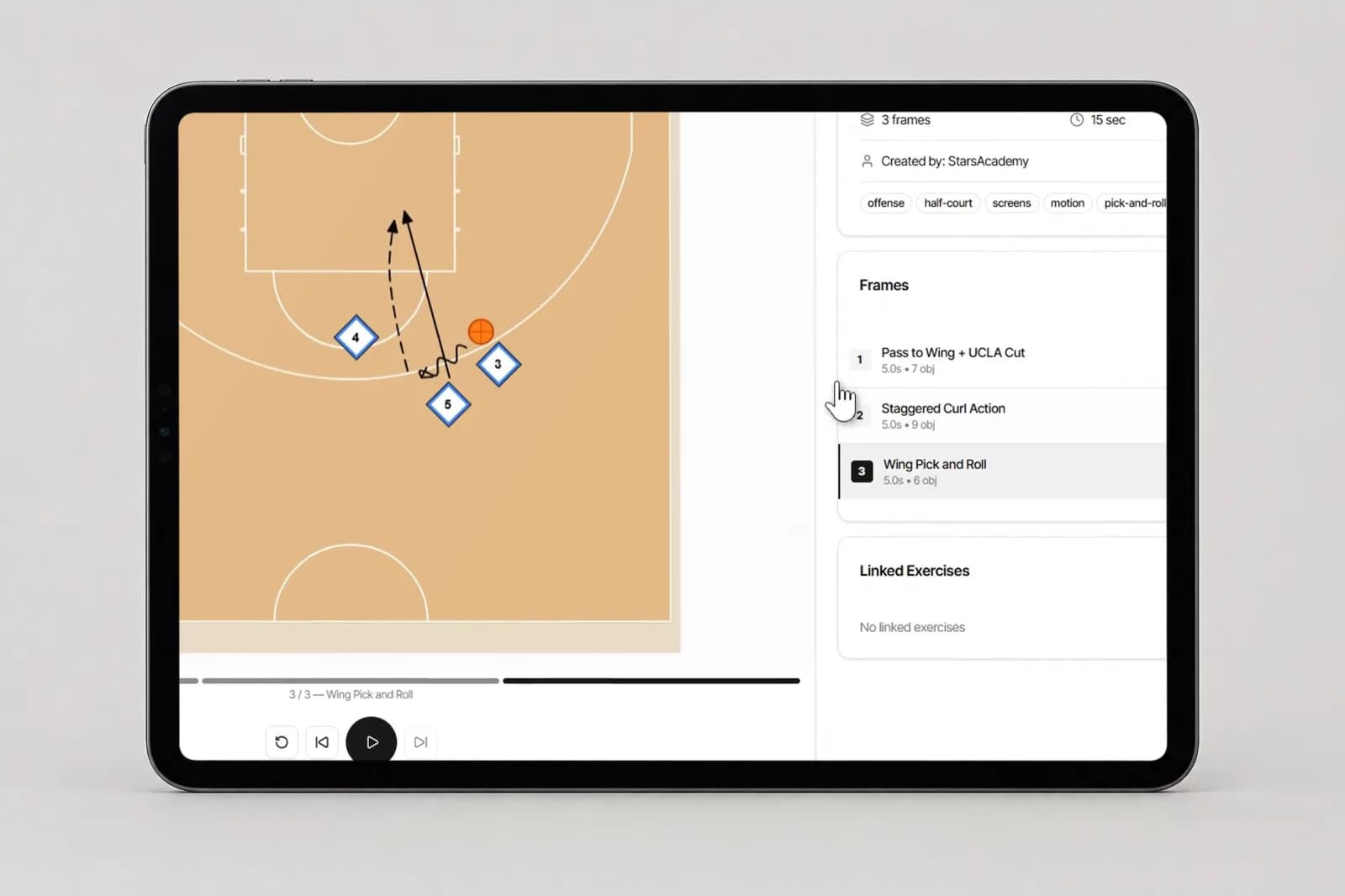 Visor 3D de jugadas de baloncesto en SpotBasket OS con jugadores animados ejecutando un sistema