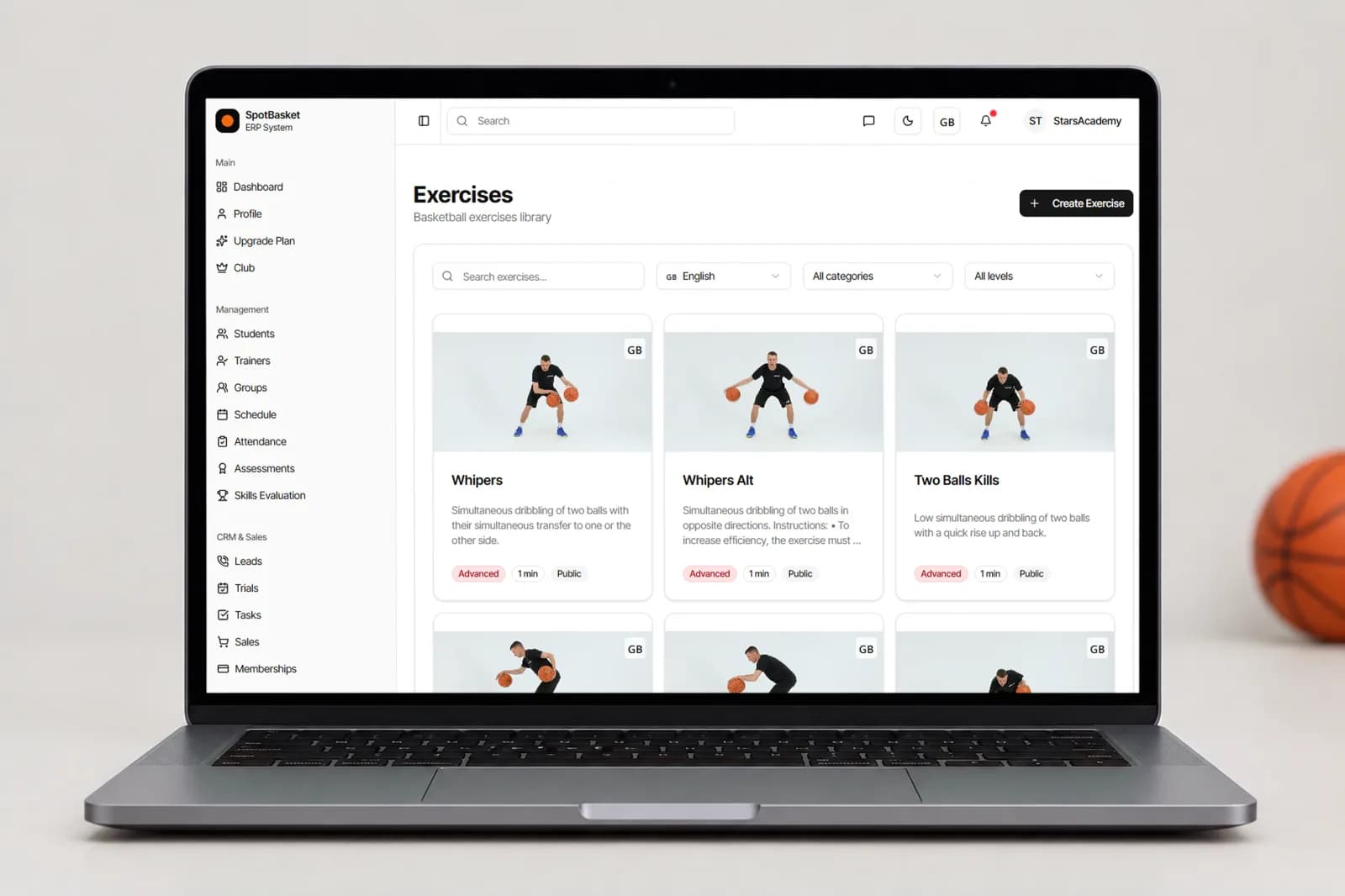 Biblioteca de jugadas de baloncesto en SpotBasket OS con etiquetas y ajustes de acceso
