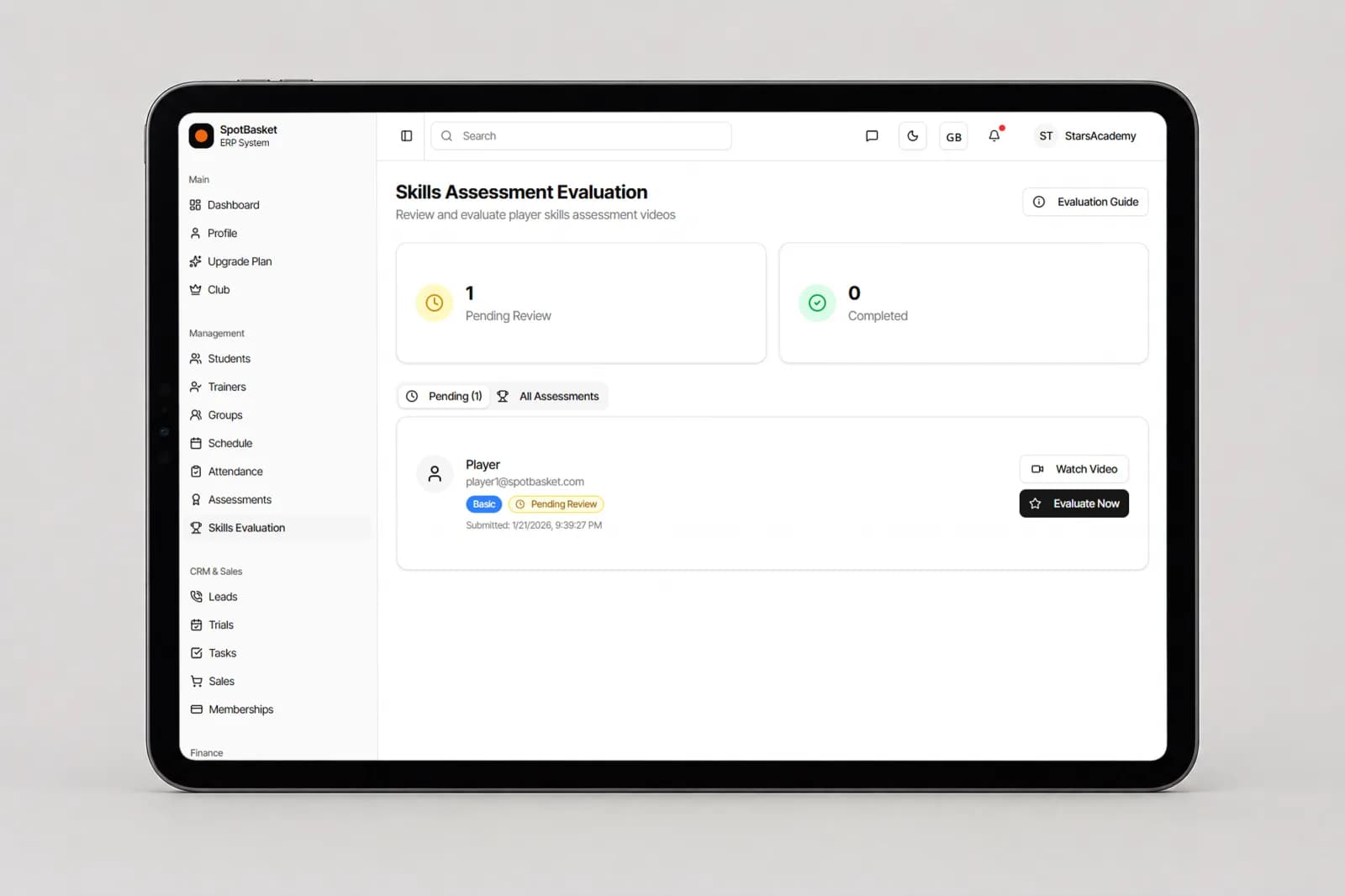 Evaluación de un grupo en pruebas de selección de baloncesto con la puntuación de cada jugador en SpotBasket OS