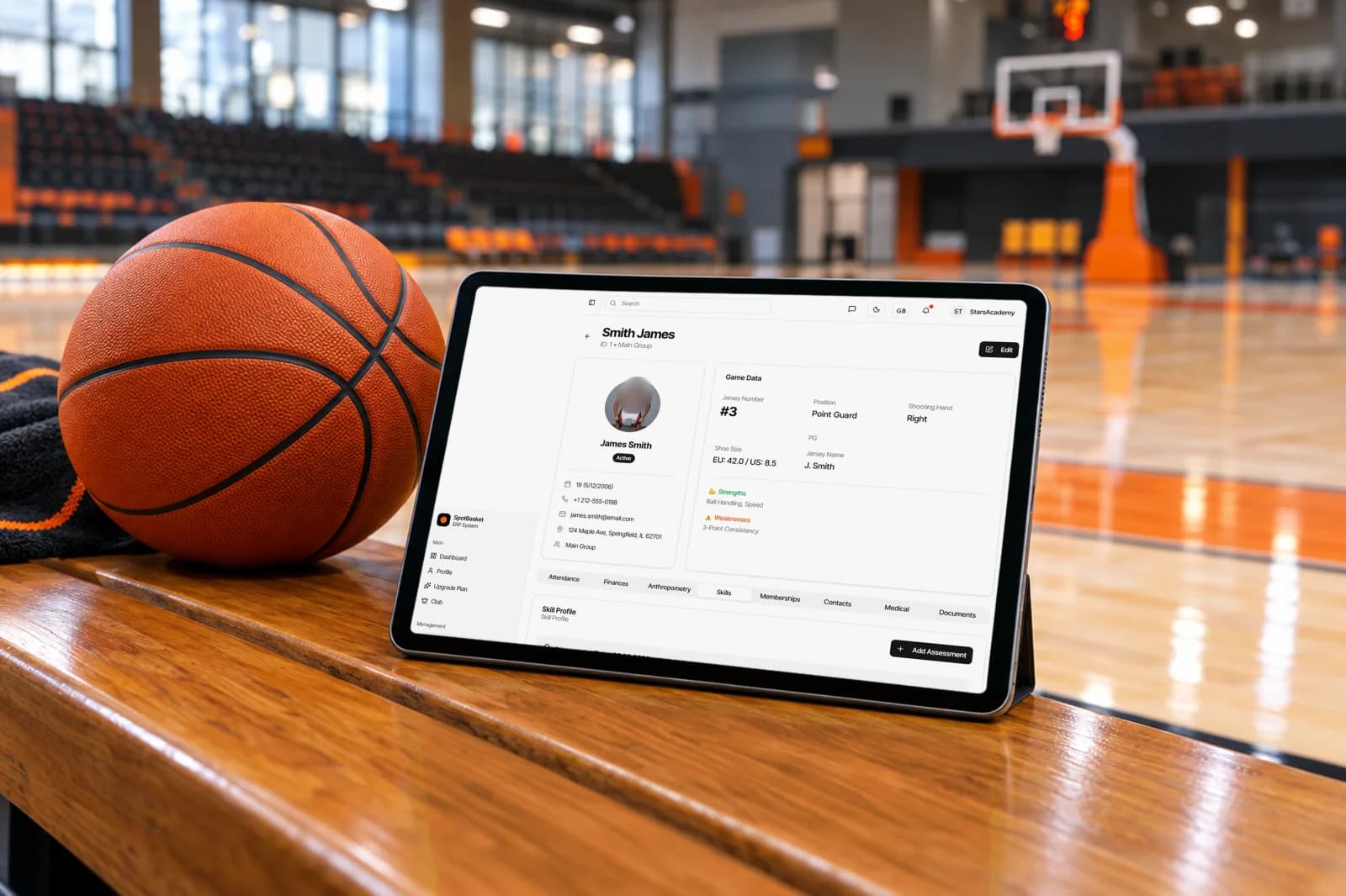 Entrenador rellenando una evaluación de jugadores de baloncesto en una tablet durante unas pruebas