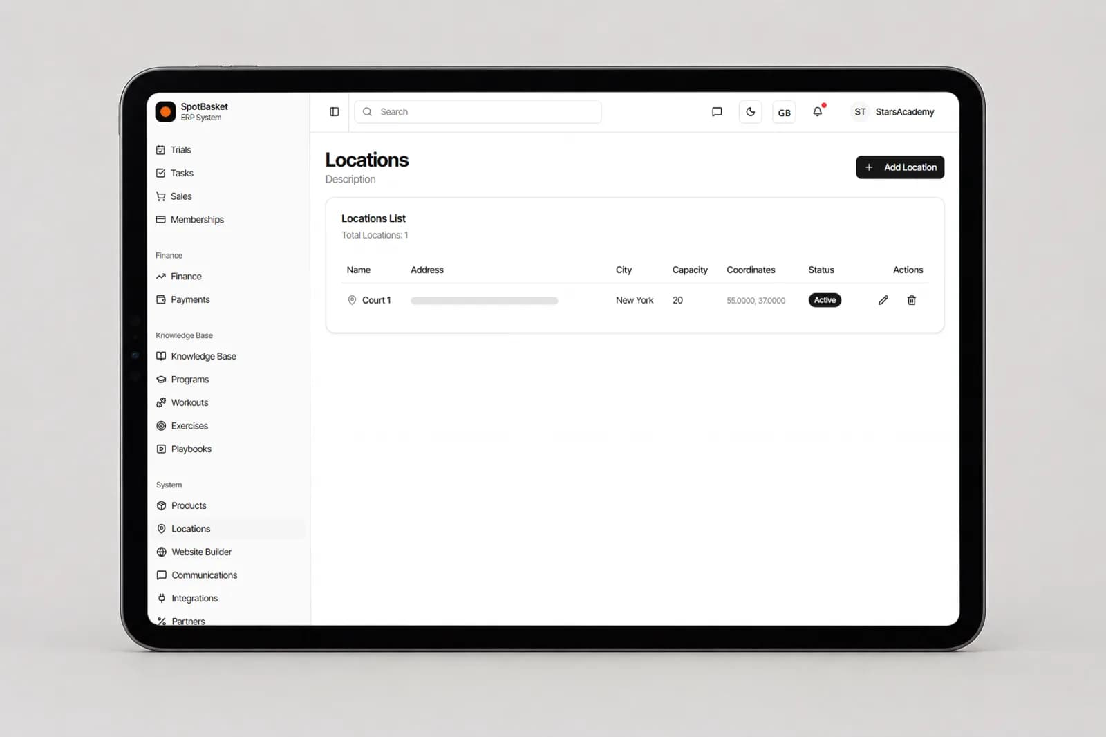 Vista mensual de la app de horarios para clubes deportivos con entrenamientos y partidos por sede
