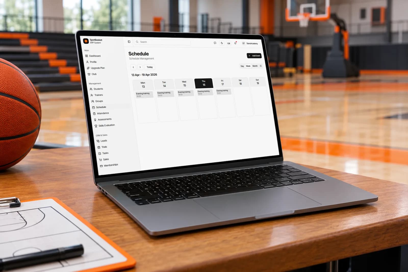 Horarios de entrenamiento de un club de baloncesto en SpotBasket con el calendario semanal en un portátil